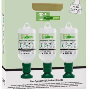 Plum Øyeskyll 0,9 % natriumklorid i pakke med tre flasker à 500 ml for rask og trygg øyeskylling ved støv eller fremmedlegemer.